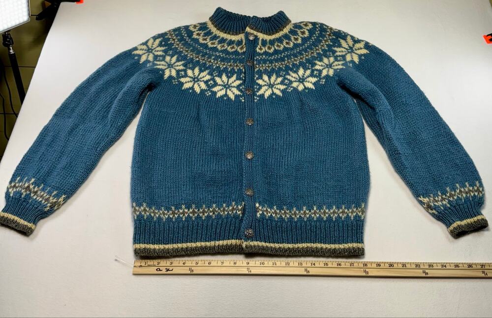 VTG hand knit Norwegian wool snowflake sweater faire isle metal button 0055A2